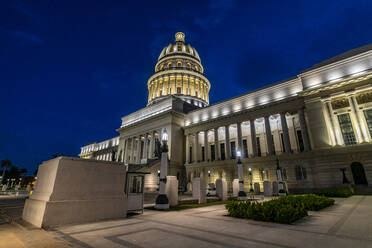 Nachtaufnahme des Parlaments von Havanna, Kuba, Westindien, Mittelamerika - RHPLF30813