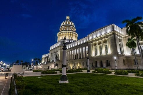 Nachtaufnahme des Parlaments von Havanna, Kuba, Westindien, Mittelamerika - RHPLF30816