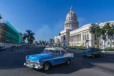 Oldtimer vor dem Theater von Havanna, Havanna, Kuba, Westindien, Mittelamerika - RHPLF30823