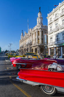 Oldtimer vor dem Theater von Havanna, Havanna, Kuba, Westindien, Mittelamerika - RHPLF30827