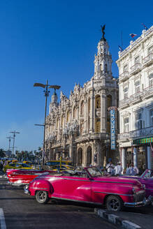 Oldtimer vor dem Theater von Havanna, Havanna, Kuba, Westindien, Mittelamerika - RHPLF30831