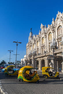 Coco-Taxis vor dem Theater von Havanna, Kuba, Westindien, Mittelamerika - RHPLF30834