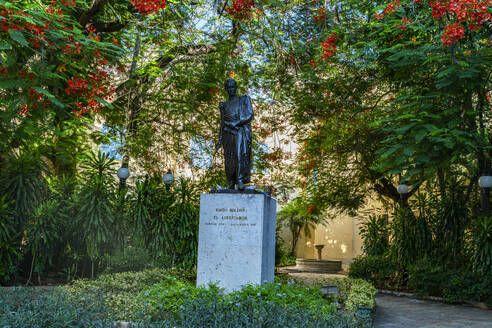 Statue von Simon Bolivar in einem kleinen Park in der Altstadt von Havanna, Kuba, Westindien, Mittelamerika - RHPLF30836