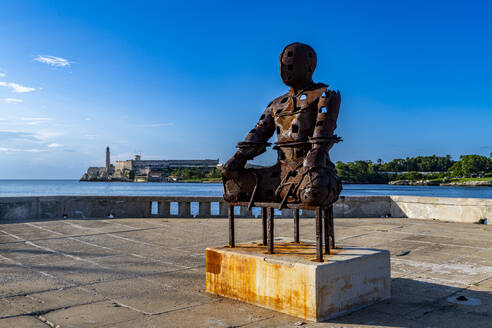 Moderne Statue vor der Festung von San Carlos der Kabine, Havanna, Kuba, Westindien, Mittelamerika - RHPLF30844