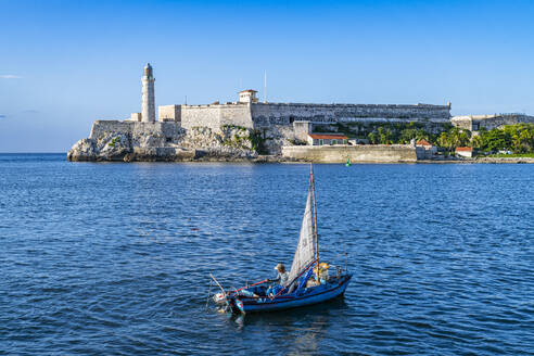 Kleines Fischerboot vor der Festung San Carlos de la Cabana (Fortaleza de San Carlos de la Cabana (Fort of St. Charles), UNESCO-Weltkulturerbe, Havanna, Kuba, Westindien, Mittelamerika - RHPLF30846