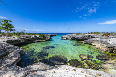 Türkisfarbene Felsenbucht, Parque Nacional Marino de Punta Frances Punta Pedernales, Isla de la Juventud (Insel der Jugend), Kuba, Westindische Inseln, Mittelamerika - RHPLF30861