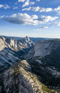 Granitberge mit Half Dome im Hintergrund, Yosemite-Nationalpark, UNESCO-Welterbe, Kalifornien, Vereinigte Staaten von Amerika, Nordamerika - RHPLF30907