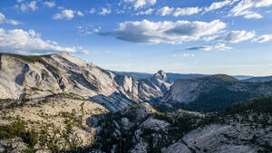 Granitberge mit Half Dome im Hintergrund, Yosemite-Nationalpark, UNESCO-Welterbe, Kalifornien, Vereinigte Staaten von Amerika, Nordamerika - RHPLF30911