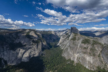 Blick über den Yosemite-Nationalpark mit dem Half Dome, UNESCO-Welterbe, Kalifornien, Vereinigte Staaten von Amerika, Nordamerika - RHPLF30916