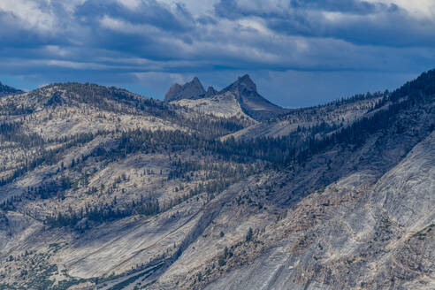 Blick auf die Granitgipfel des Yosemite-Nationalparks, UNESCO-Welterbe, Kalifornien, Vereinigte Staaten von Amerika, Nordamerika - RHPLF30918