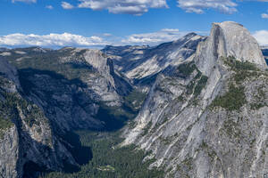 Blick über den Yosemite-Nationalpark mit dem Half Dome, UNESCO-Welterbe, Kalifornien, Vereinigte Staaten von Amerika, Nordamerika - RHPLF30921