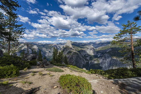 Blick über den Yosemite-Nationalpark mit dem Half Dome, UNESCO-Welterbe, Kalifornien, Vereinigte Staaten von Amerika, Nordamerika - RHPLF30923