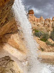 Ein Wasserfall auf dem Mossy Cave Trail im Bryce Canyon National Park, Utah, Vereinigte Staaten von Amerika, Nordamerika - RHPLF31245
