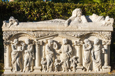 Römischer Sarkophag, archäologische Ausgrabungsstätte Ostia Antica, Ostia, Provinz Rom, Latium (Lazio), Italien, Europa - RHPLF31300