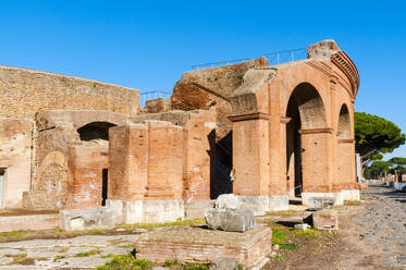 Außenansicht des Theaters, archäologische Ausgrabungsstätte Ostia Antica, Ostia, Provinz Rom, Latium (Latium), Italien, Europa - RHPLF31308