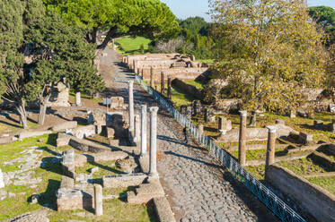 Blick von oben auf Decumanus, archäologische Ausgrabungsstätte Ostia Antica, Ostia, Provinz Rom, Latium (Lazio), Italien, Europa - RHPLF31315