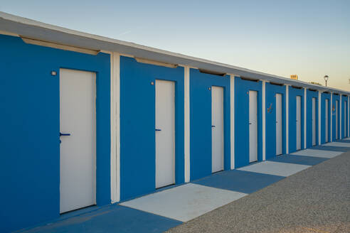 Blick auf blaue und weiße Strandhütten am Lido am Strand von Rimini, Rimini, Emilia-Romagna, Italien, Europa - RHPLF31319