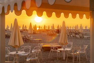 Blick auf Sonnenaufgang und Sonnenschirme am Lido am Strand von Rimini, Rimini, Emilia-Romagna, Italien, Europa - RHPLF31321