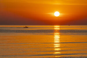 Blick auf den Sonnenaufgang, der sich im Meer spiegelt, vom Strand von Rimini, Rimini, Emilia-Romagna, Italien, Europa - RHPLF31322