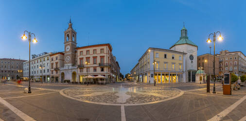 Blick auf den Torre dell'Orologio und die Kirche Dei Paolotti auf der Piazza Tre Martiri in der Abenddämmerung, Rimini, Emilia-Romagna, Italien, Europa - RHPLF31324