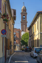 Blick auf den Glockenturm einer Kirche und eine enge Straße in Rimini, Rimini, Emilia-Romagna, Italien, Europa - RHPLF31325