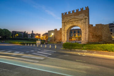 Blick auf den Augustusbogen (Arco d'Augusto) in der Abenddämmerung, Rimini, Emilia-Romagna, Italien, Europa - RHPLF31326