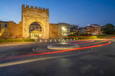 Blick auf den Augustusbogen (Arco d'Augusto) in der Abenddämmerung, Rimini, Emilia-Romagna, Italien, Europa - RHPLF31328