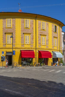 Blick auf farbenfrohe Architektur im Stadtteil Borgo San Giuliano in Rimini, Rimini, Emilia-Romagna, Italien, Europa - RHPLF31331