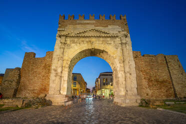 Blick auf den Augustusbogen (Arco d'Augusto) in der Abenddämmerung, Rimini, Emilia-Romagna, Italien, Europa - RHPLF31332