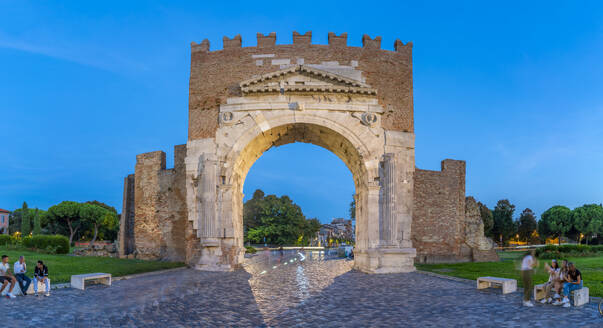 Blick auf den Augustusbogen (Arco d'Augusto) in der Abenddämmerung, Rimini, Emilia-Romagna, Italien, Europa - RHPLF31333