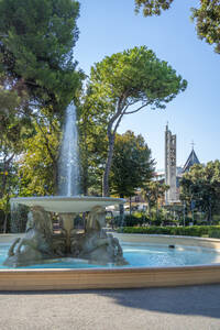 Blick auf die Wasserfontäne im Parco Federico Fellini Strand Rimini Beach, Rimini, Emilia-Romagna, Italien, Europa - RHPLF31334