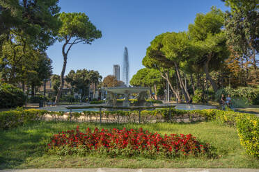 Blick auf die Wasserfontäne im Parco Federico Fellini Strand Rimini Beach, Rimini, Emilia-Romagna, Italien, Europa - RHPLF31337