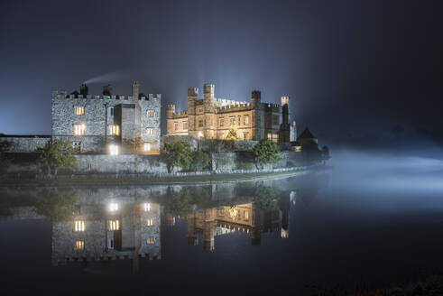 Leeds Castle beleuchtet im Abendnebel, Winter, nahe Maidstone, Kent, England, Vereinigtes Königreich, Europa - RHPLF31462