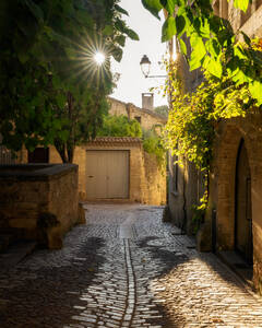 Straßenszene bei Sonnenaufgang in Uzes, Gard, Provence, Frankreich, Europa - RHPLF31473