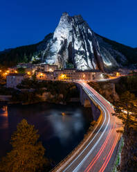 Rocher de la Baume, Sisteron Felsen zur blauen Stunde, Sisteron, Alpes-de-Haute-Provence, Provence-Alpes-Cote d'Azur, Provence, Frankreich, Europa - RHPLF31474