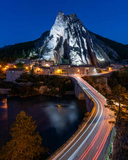 Rocher de la Baume, Sisteron Felsen zur blauen Stunde, Sisteron, Alpes-de-Haute-Provence, Provence-Alpes-Cote d'Azur, Provence, Frankreich, Europa - RHPLF31474