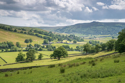 Das Dorf Appletreewick und der Fluss Wharfe mit dem entfernten Simon's Seat in Wharfedale, The Yorkshire Dales, Yorkshire, England, Vereinigtes Königreich, Europa - RHPLF31485