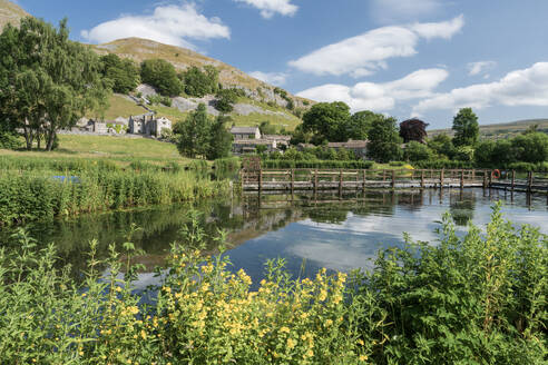 Forellenzucht Kilnsey Park und touristische Attraktionen in Upper Wharfedale, Yorkshire, England, Vereinigtes Königreich, Europa - RHPLF31487