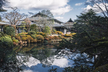 Der Garten des buddhistischen Shiunkaku-Tempels und das Rin-no-ji-Schatzhaus mit Herbstfarben in Nikko, Honshu, Japan, Asien - RHPLF31494