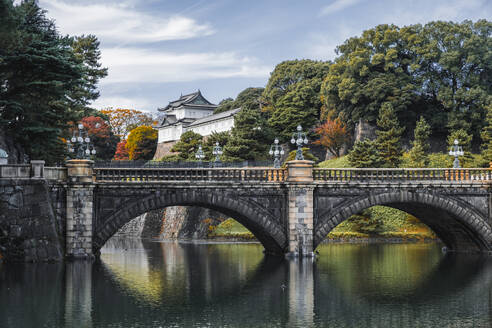 Nijubashi-Brücke über den Wassergraben und ein Wachturm im Kaiserpalast von Tokio im Herbst, Tokio, Honshu, Japan, Asien - RHPLF31496