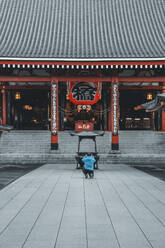 Ein Tourist fotografiert den Senso ji-Tempel in Tokio, Honshu, Japan, Asien - RHPLF31498