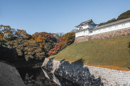 Fushimi-yagura-Wachturm über dem Graben des Kaiserpalastes, im Herbst, Tokio, Honshu, Japan, Asien - RHPLF31501