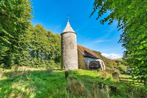 St. Peter's Church, erbaut im 12. Jahrhundert, eine von nur drei Kirchen in Sussex mit einem runden Turm, Southease, nahe Lewes, East Sussex, England, Vereinigtes Königreich, Europa - RHPLF31507