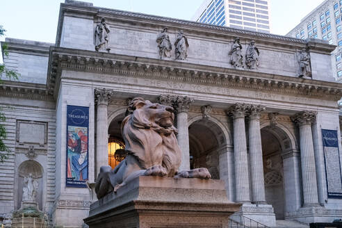 Architektonisches Detail der New York Public Library (NYPL), zweitgrößtes Gebäude der USA und viertgrößtes der Welt, New York City, Vereinigte Staaten von Amerika, Nordamerika - RHPLF31516