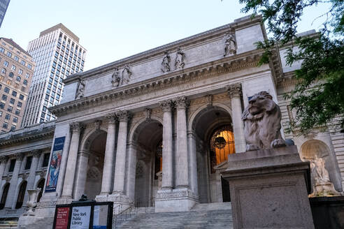 Architektonisches Detail der New York Public Library (NYPL), zweitgrößtes Gebäude der USA und viertgrößtes der Welt, New York City, Vereinigte Staaten von Amerika, Nordamerika - RHPLF31517