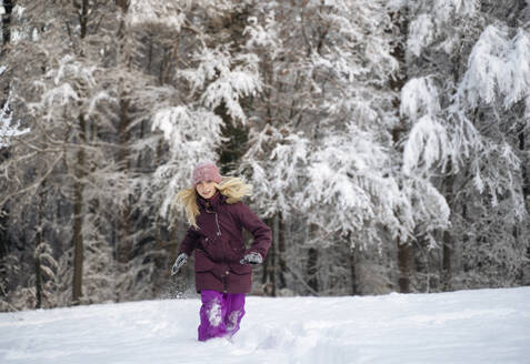 Mädchen läuft im Schnee im Winterwald - NJAF00724