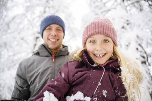 Glücklicher Vater und Tochter haben Spaß im Schnee - NJAF00727