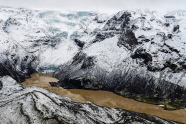 Eine Nahaufnahme des Vatnajokull-Nationalparks, die die dramatischen Strukturen des Gletschereises und das zerklüftete Gelände um ihn herum zeigt. - ADSF50635