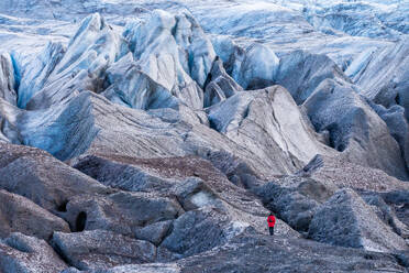 Ein einsamer Forscher steht inmitten der gewaltigen Eislandschaft des Vatnajokull-Nationalparks und zeigt die Größe und Schönheit der isländischen Gletscher. - ADSF50636