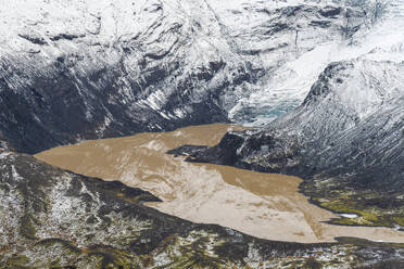 Luftaufnahme der riesigen Ausdehnung des Vatnajokull-Gletschers in Island, die das zerklüftete Gelände und die atemberaubende Schönheit der Natur zeigt. - ADSF50637